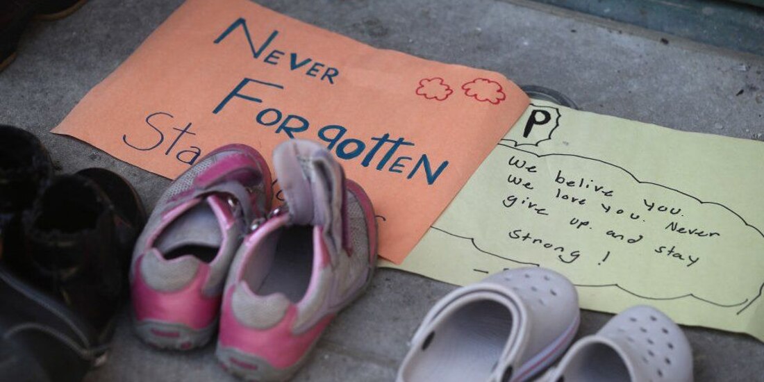 Zapatos de niños autóctonos en homenaje a su memoria, tras los hallazgos del pasado mes de mayo.