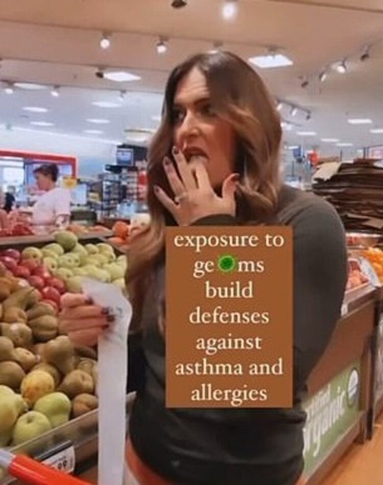 La mujer habría pedido a su hijo que la grabara lamiendo todo en el supermercado