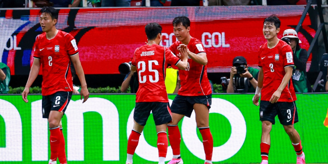 Jugadores de Corea del Sur festejan el tanto de la victoria.