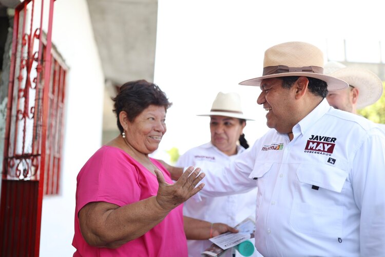 El morenista Javier May Rodríguez en un recorrido por Tenosique, ayer.