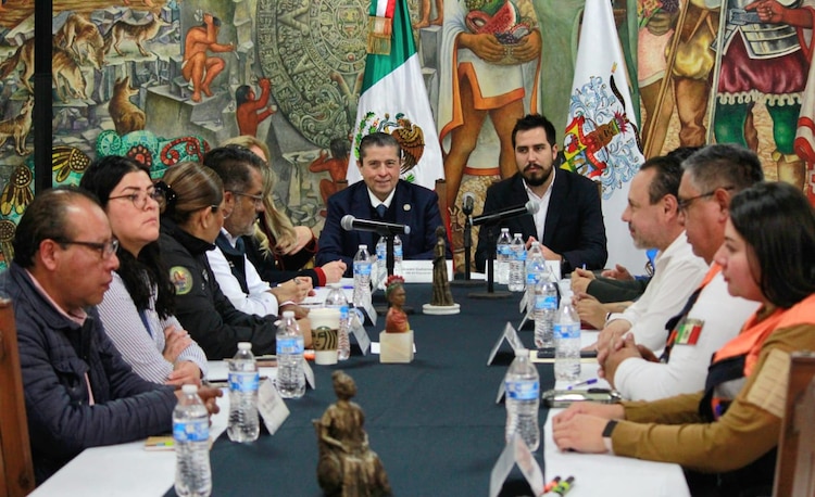 Al centro, el alcalde de Coyoacán, Giovani Gutiérrez Aguilar, y el titular de la Comisión, Luis Gómez Negrete.