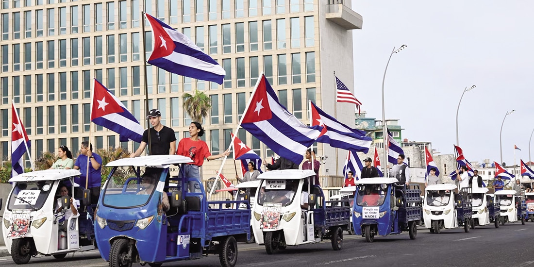 Cubanos en triciclos eléctricos protestan contra sanciones de EU, el 2 de abril.