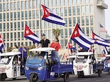Cubanos en triciclos eléctricos protestan contra sanciones de EU, el 2 de abril.