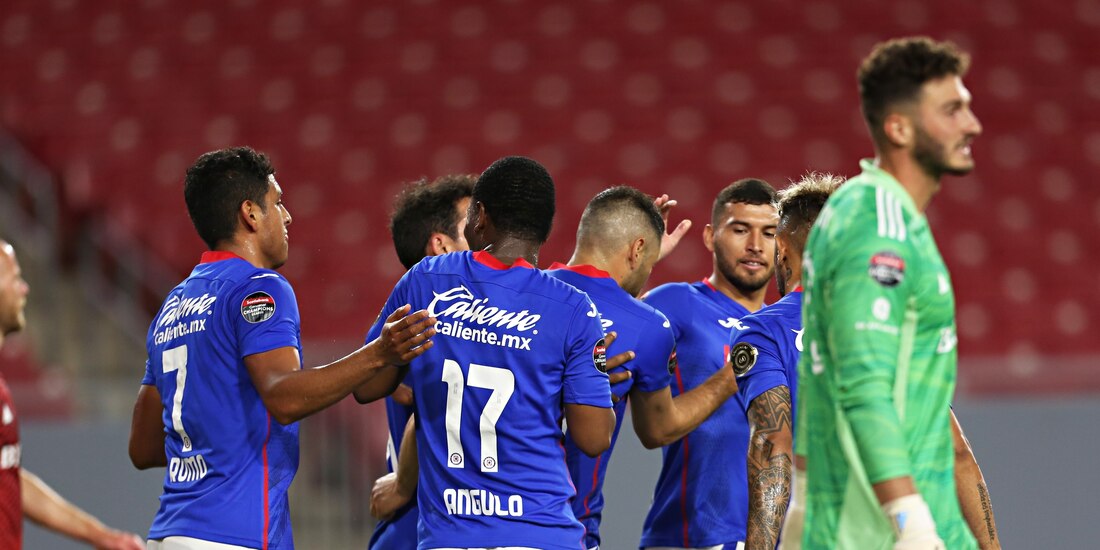 Jugadores del Cruz Azul celebran una anotación contra el Toronto FC