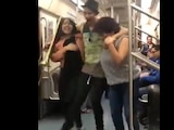 VIDEO: El Metro de fiesta, usuarios bailan “La Chona” en vagón de L2