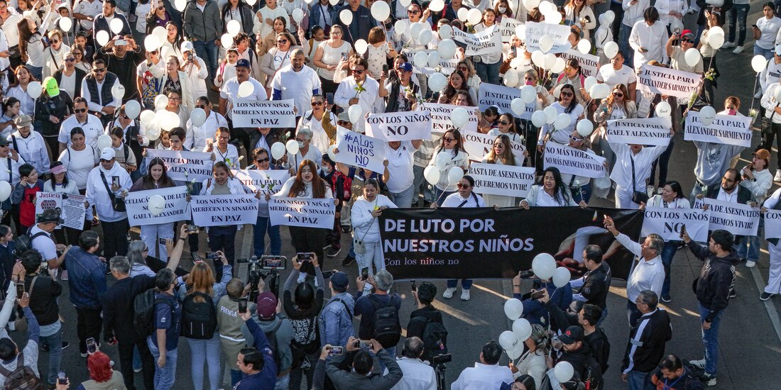Vestidos de blanco y con globos, miles de personas marcharon por las principales calles de Culiacán, ayer.