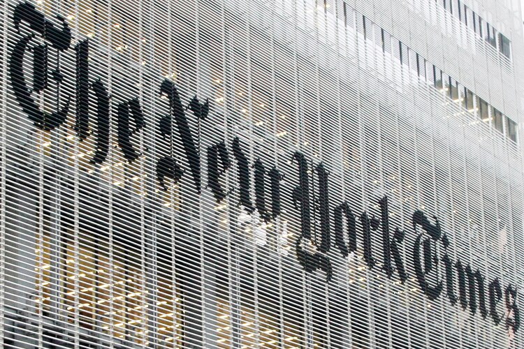 Logotipo del New York Times en el edificio de la compañía en Nueva York.