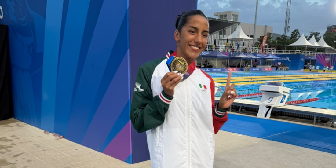Celia Pulido presume su medalla de oro.