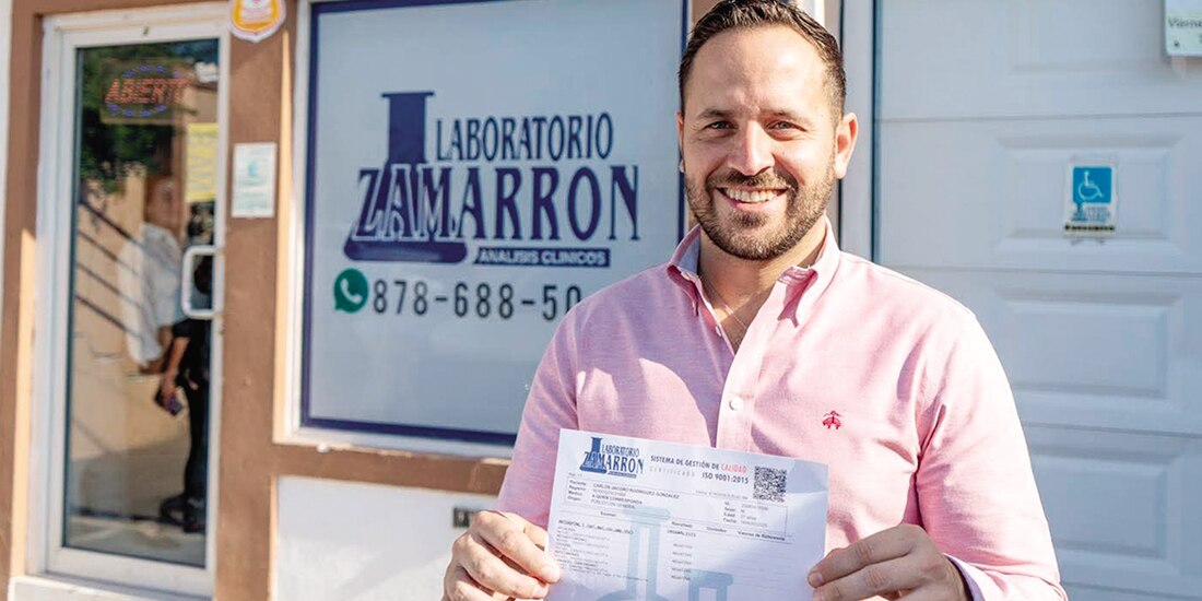 El presidente municipal de Piedras Negras, Coahuila, Jacobo Rodríguez, muestra el resultado de su examen antidoping exprés, ayer.