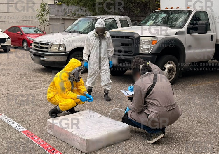 Agentes federales entregaron al Ministerio Público la unidad en la que fue aislado el material identificado preliminarmente como mercurio.