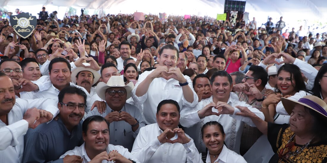 Al centro, el gobernador de Puebla, Alejandro Armenta.
