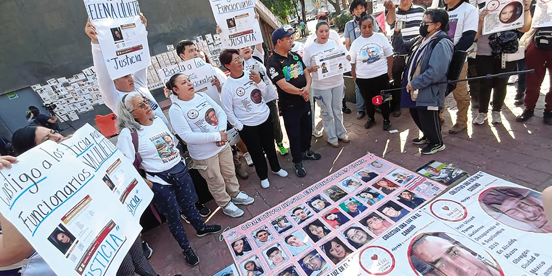 El Colectivo Una Luz en el Camino, ayer, durante un mensaje.