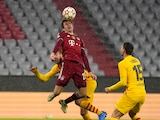 Thomas Müller justo al momento de cabecear para abrir el marcador en el cotejo entre Bayern Múnich y Barcelona.
