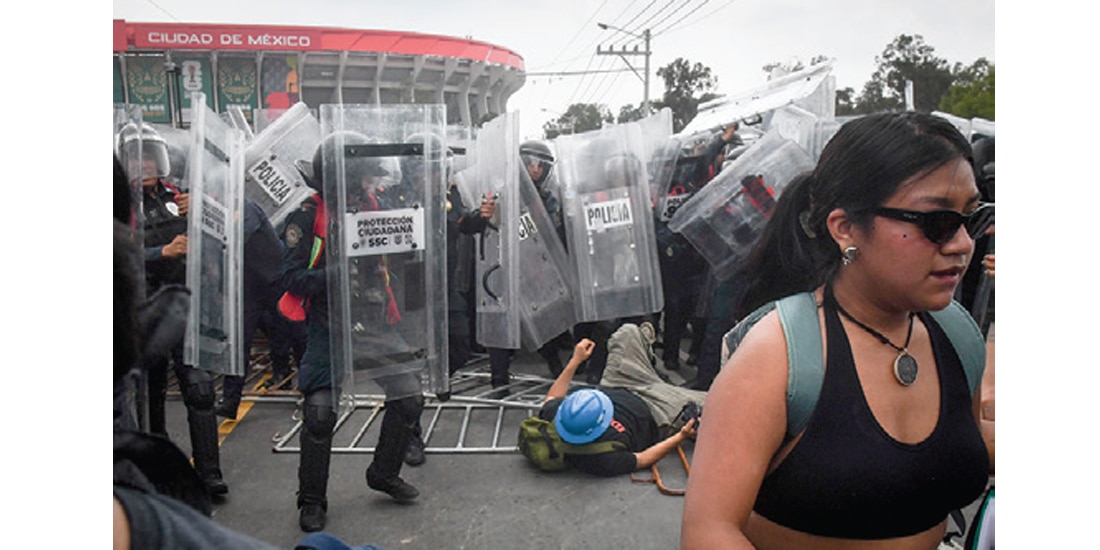 MANIFESTANTES y policías se enfrentaron el jueves afuera del Estadio CDMX