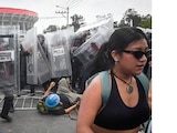 MANIFESTANTES y policías se enfrentaron el jueves afuera del Estadio CDMX