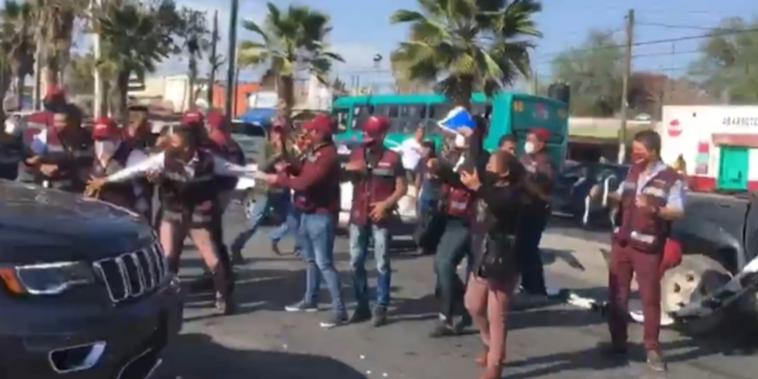 Manifestantes lanzaron huevos a las camionetas en las que Mario Delgado y Mónica Rangel salieron de una reunión privada con promotores del voto