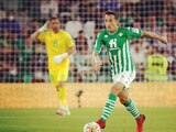 Andrés Guardado conduce el balón durante un partido del Betis en LaLiga de España.