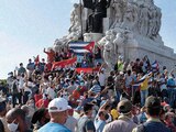 Cubanos protestan frente al monumento a Máximo Gómez en La Habana, en julio de 2021.