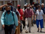 Personas caminan en Culiacá, Sinaloa.