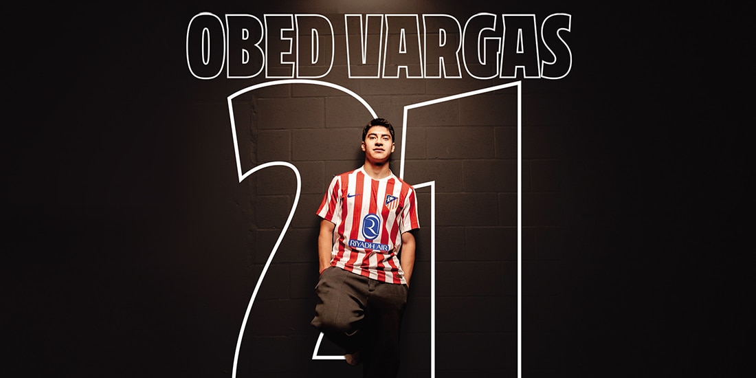 El medio en la sesión de fotos, ayer, como colchonero.