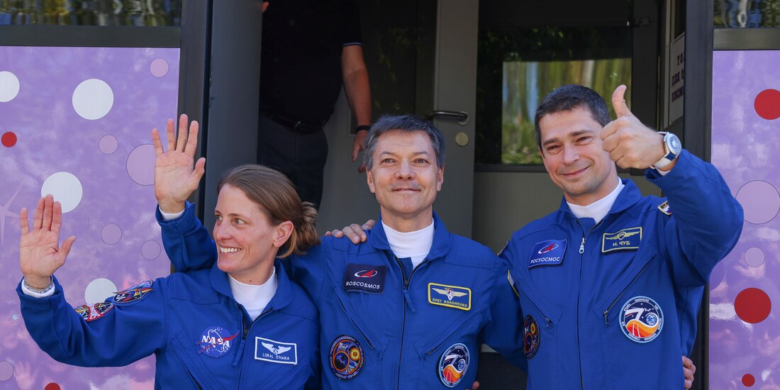 En la imagen, la astronauta de la NASA, Loral O'Hara, y a los cosmonautas rusos Oleg Kononenko y Nikolai Chub, antes de que viajen en una nave rusa desde el cosmodromo de Baikonur, en Kazajistán, a la Estación Espacial Internacional, el viernes 15 de septiembre de 2023