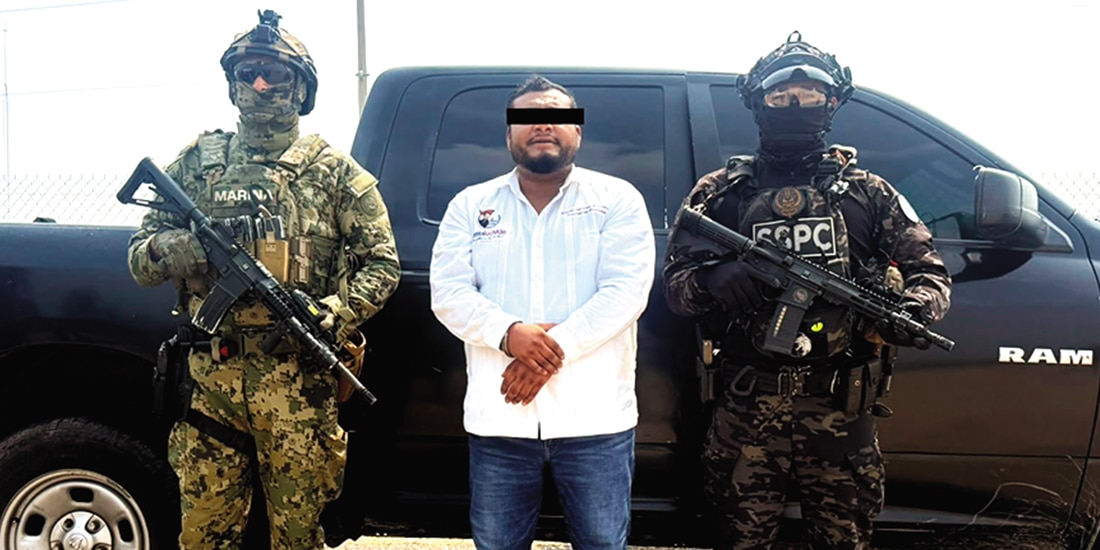 elementos federales custodian al exalcalde de Juchitán, Miguel Sánchez Altamirano, detenido el 23 de septiembre.