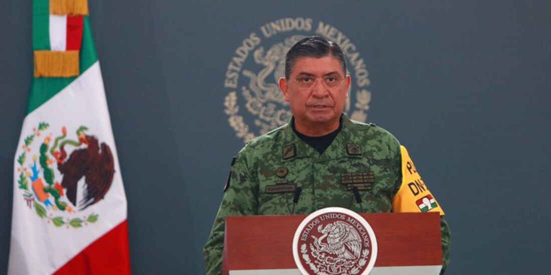 El secretario de la Defensa Nacional, Luis Cresencio Sandova..