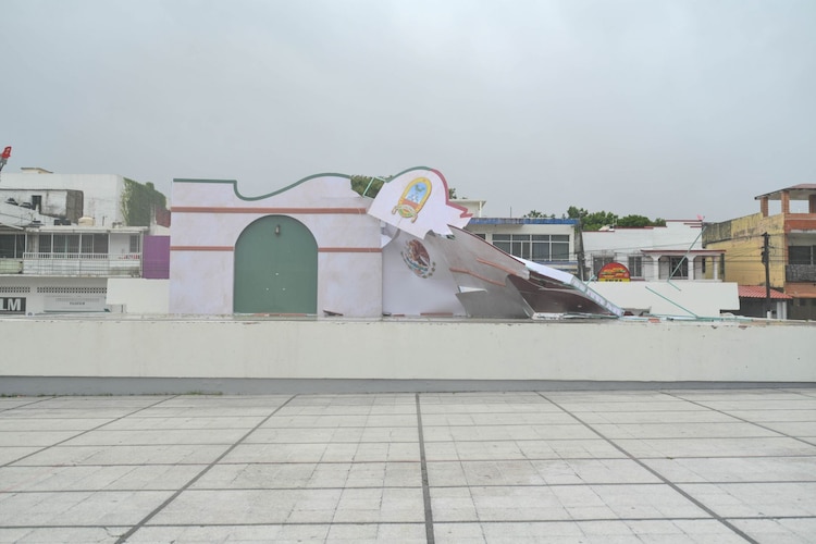 En Villa Allende se registró el colapso de una barda sobre su vivienda.