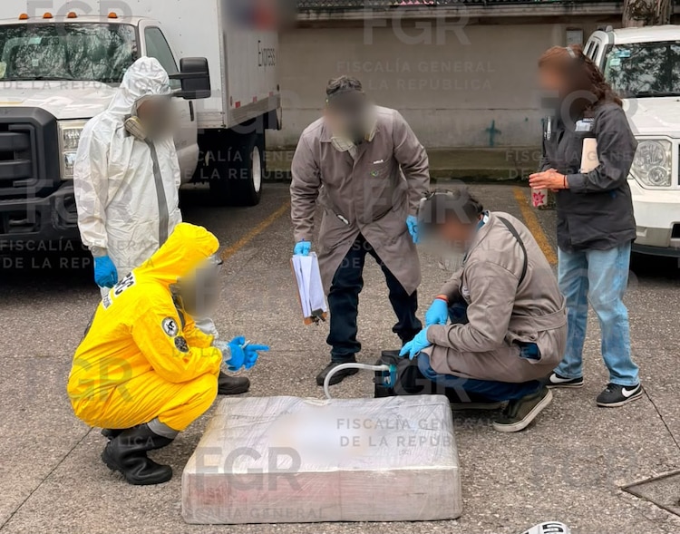 Autoridades aseguraron un cargamento de mercurio en una empresa de mensajería de la alcaldía Gustavo A. Madero, en CDMX.