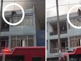 La secuencia de imágenes muestra el momento en que un indigente trepa la fachada de una vivienda en llamas para ayudar a 25 peeros en peligro por las llamas