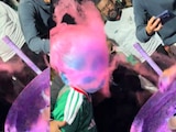 Aficionado se vuelve viral por llenar su cabeza de algodón de azúcar.