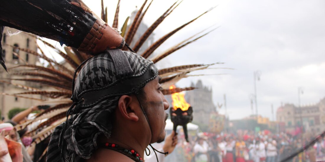 Danzantes celebraron rituales prehispánicos en el Zócalo capitalino, ayer.