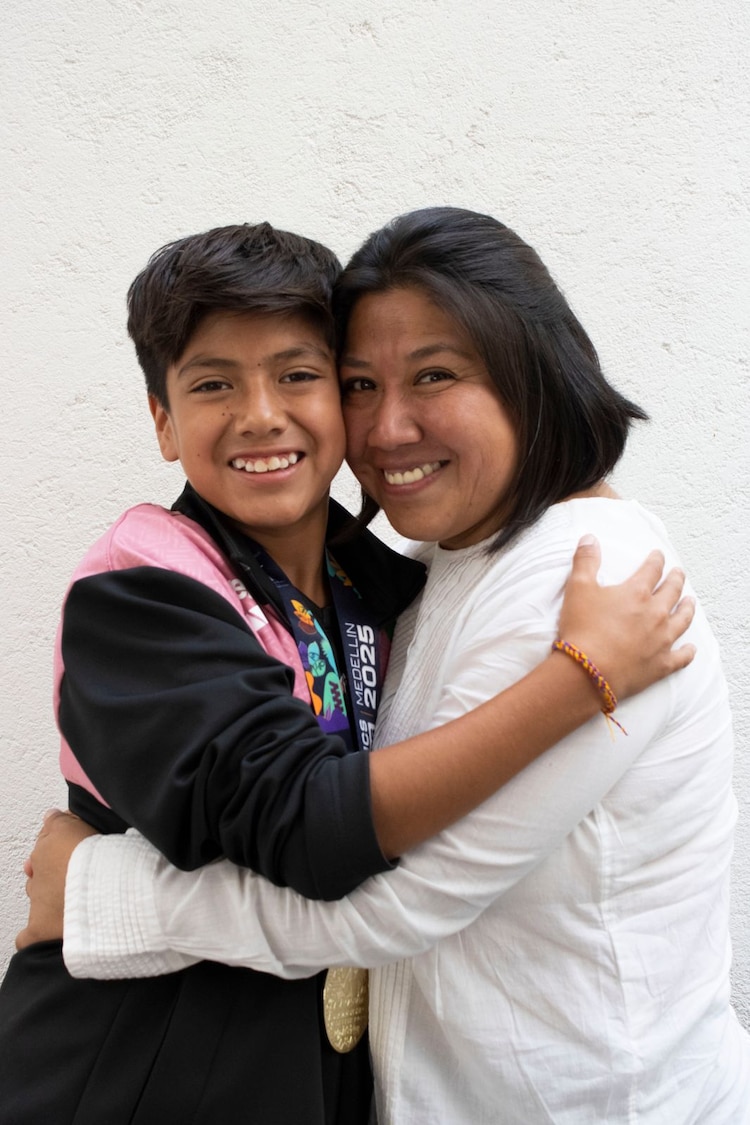 Iñaki Hernández con su mamá.
