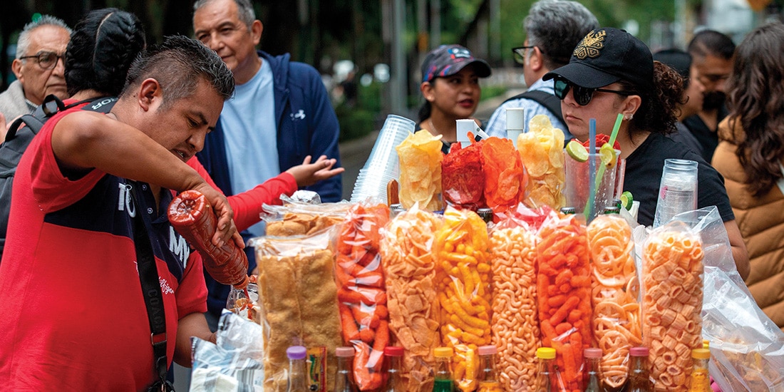 Un vendedor de frituras, el domingo, en calles de la CDMX.