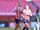 Alicia Cervantes celebra uno de los seis goles que marcó en la victoria de Chivas sobre Santos en la Liga MX Femenil.