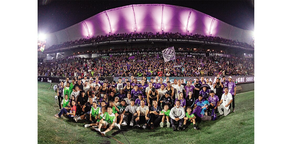 Jugadores, directivos y fans posan en la última foto del Mazatlán en Sinaloa, ayer.