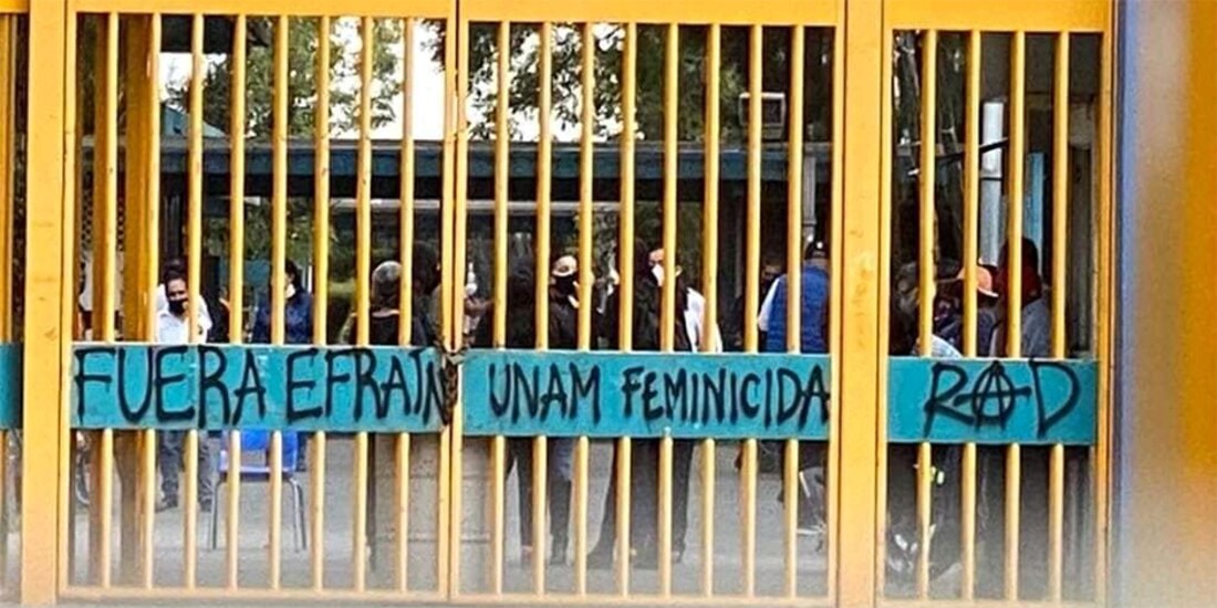 Jóvenes encapuchadas tomaron las instalaciones del CCH Oriente.