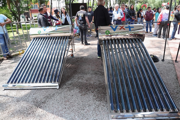 Calentadores solares que se instalarán en viviendas de la alcaldía Coyoacán.