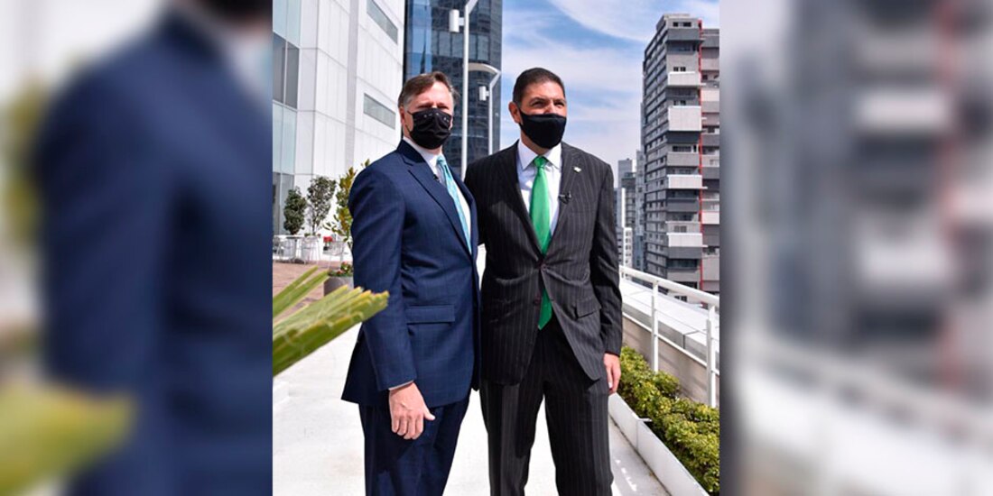 (De izquierda a derecha) El embajador de los Estados en México Christopher Landau y Carlos Hank González, Presidente del Consejo de Administración de Banorte