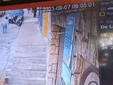 Señora se salva de ser arrollada por auto sin frenos en calles de Naucalpan.
