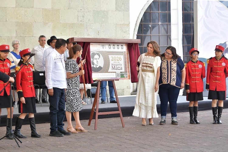 Autoridades federales y estatales rinden tributo a Margarita Maza en Guelatao de Juárez, Oaxaca.