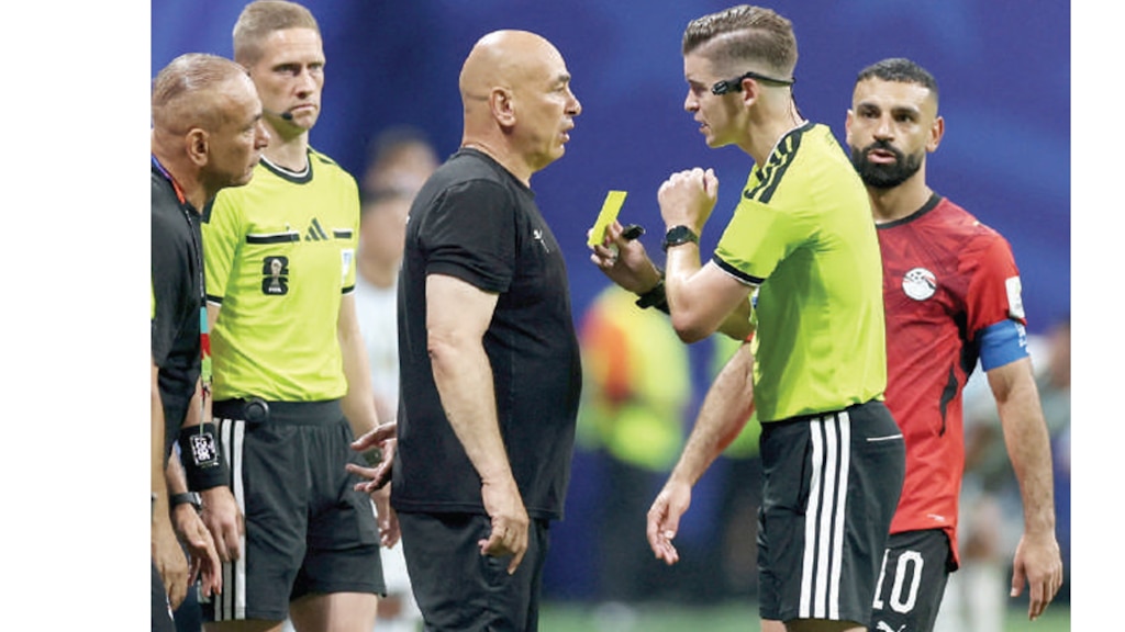 EL ENTRENADOR de Egipto se encara con el árbitro central, ayer, en Atlanta