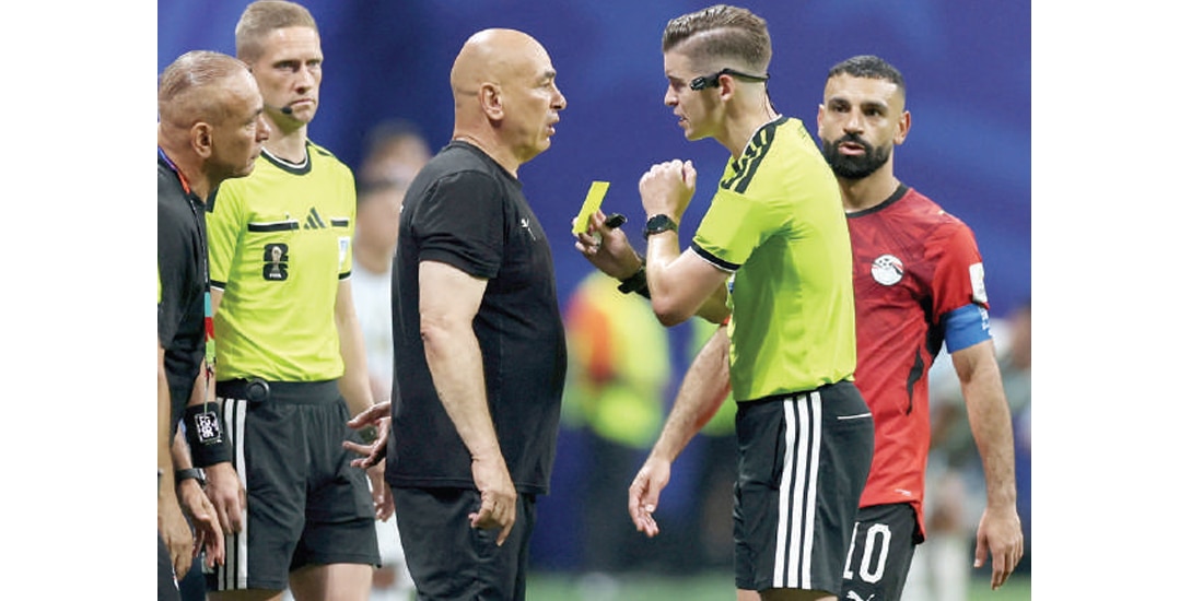 EL ENTRENADOR de Egipto se encara con el árbitro central, ayer, en Atlanta