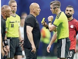 EL ENTRENADOR de Egipto se encara con el árbitro central, ayer, en Atlanta