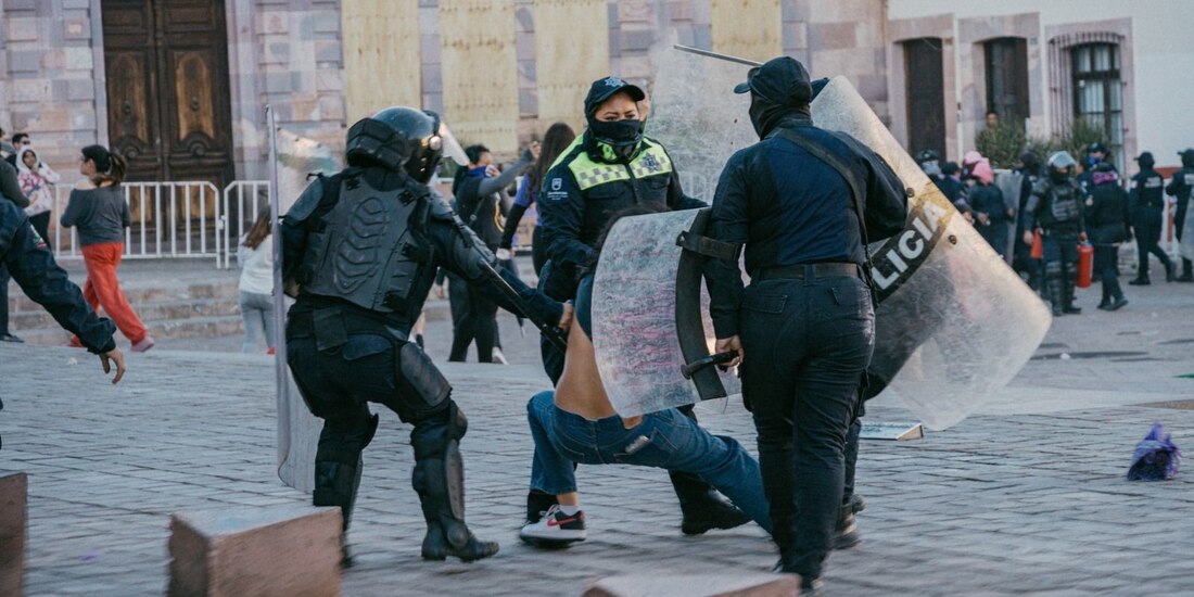 Represión de la policía de Zacatecas a una joven, el viernes pasado.