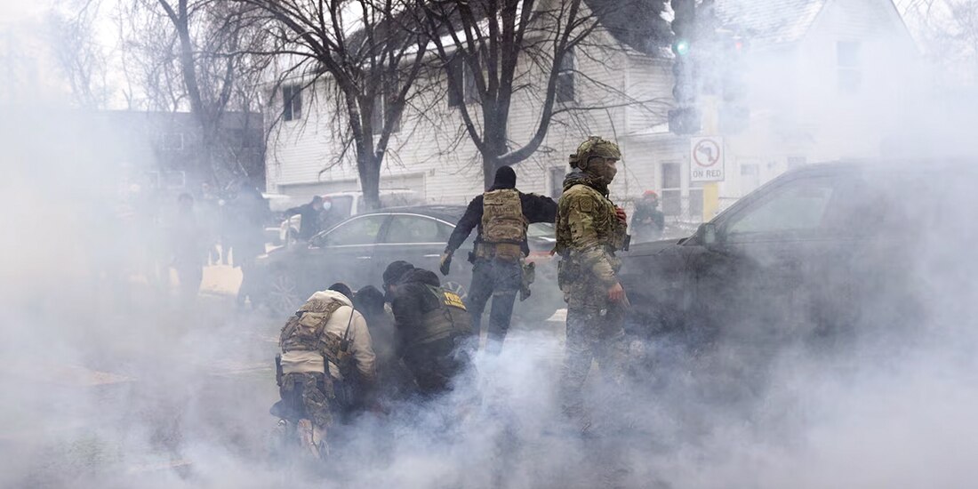 Agentes federales sujetan a una persona en Minneapolis, el 21 de enero