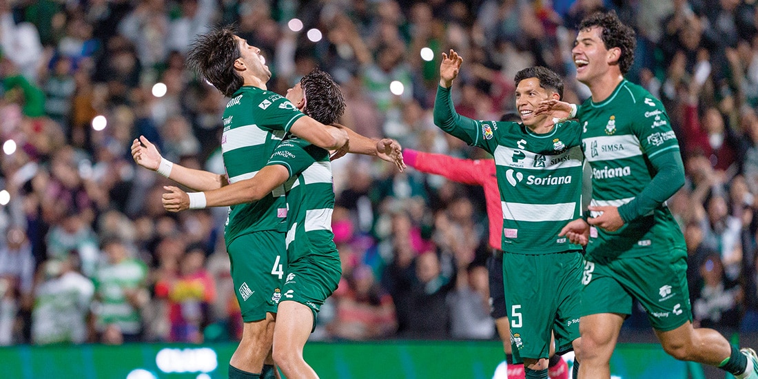 FUTBOLISTAS de la Laguna celebran una de sus 5 dianas del fin de semana.