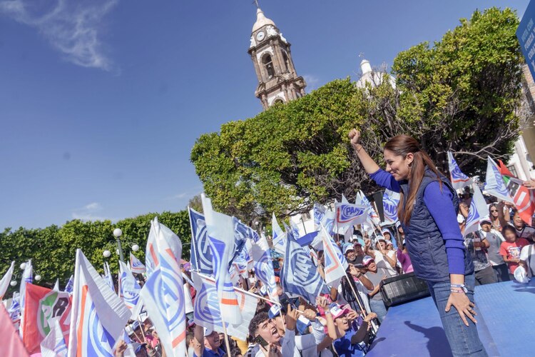 Decenas de simpatizantes la recibieron.