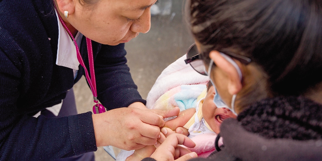UN RECIÉN NACIDO recibe inmunización, durante una jornada de vacunación contra varias enfermedades, entre ellas sarampión, en noviembre pasado en el Edomex.