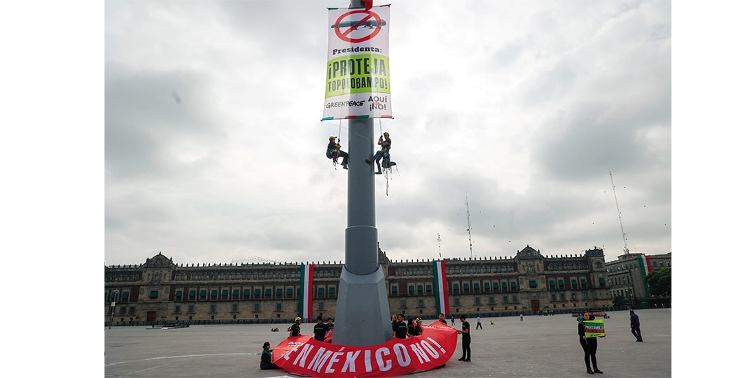Integrantes de Greenpeace y de comunidades de Topolobampo, al manifestarse ayer contra la fábrica suiza-alemana.